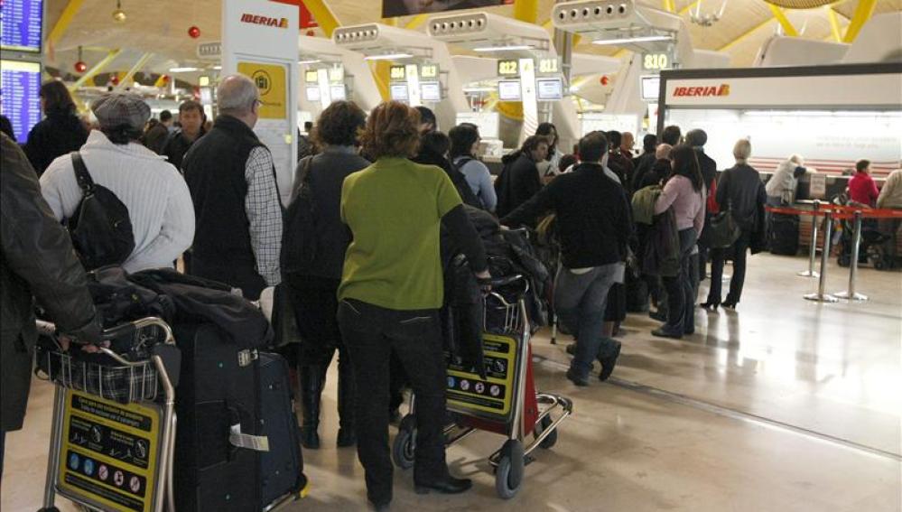 Turistas frente al &#39;Check-in&#39; del Aeropuerto Madrid Barajas