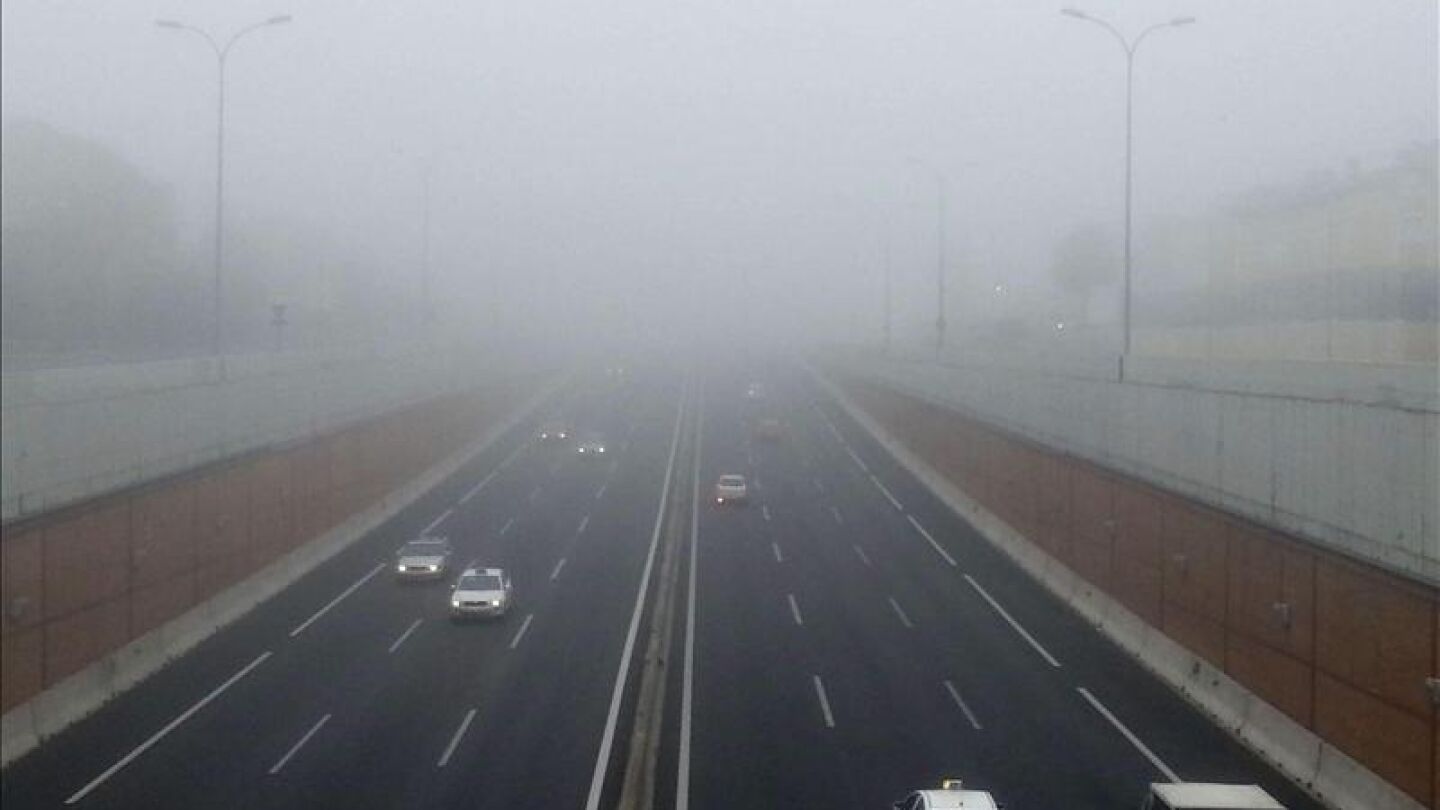 Imagen de una carretera espa&ntilde;ola durante el temporal de fr&iacute;o y lluvia