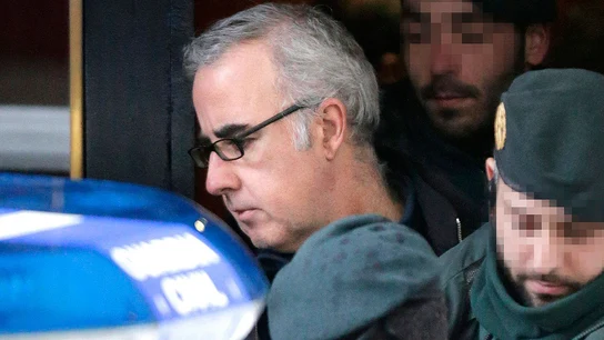 Alfonso Basterra sale de su casa tras el registro Alfonso Basterra sale de su casa tras el registro