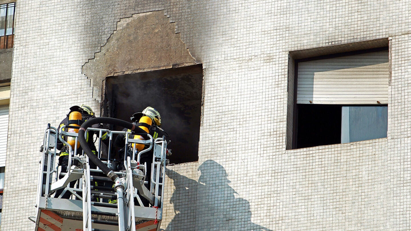 Un total de 14 afectados por inhalaci&oacute;n de humo en un incendio en Bilbao