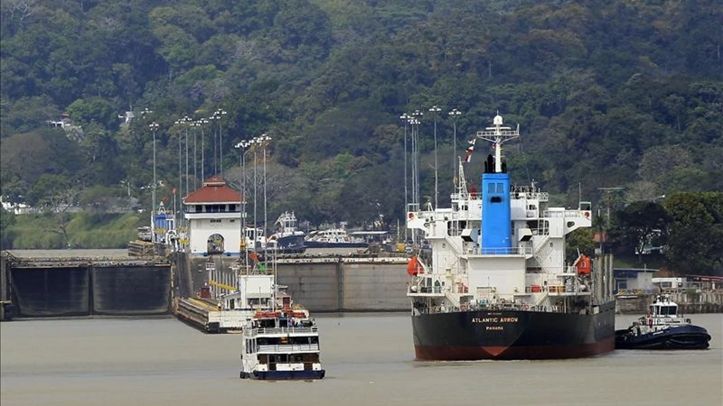 Vista general de la esclusa de Pedro Miguel en el Canal de Panamá Vista general de la esclusa de Pedro Miguel en el Canal de Panamá