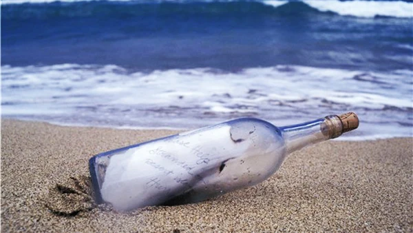 Un mensaje en una botella en una imagen de archivo Un mensaje en una botella en una imagen de archivo