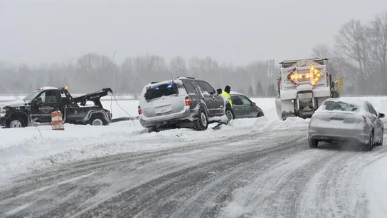 Una grúa remolca un automóvil en Massachussets en medio del temporal. Una grúa remolca un automóvil en Massachussets en medio del temporal.