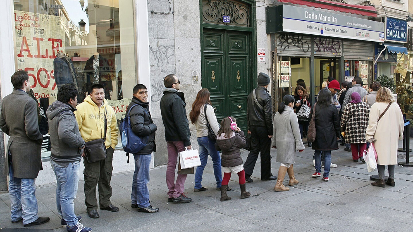 Colas para comprar d&eacute;cimos para la Loter&iacute;a de 'El Ni&ntilde;o'