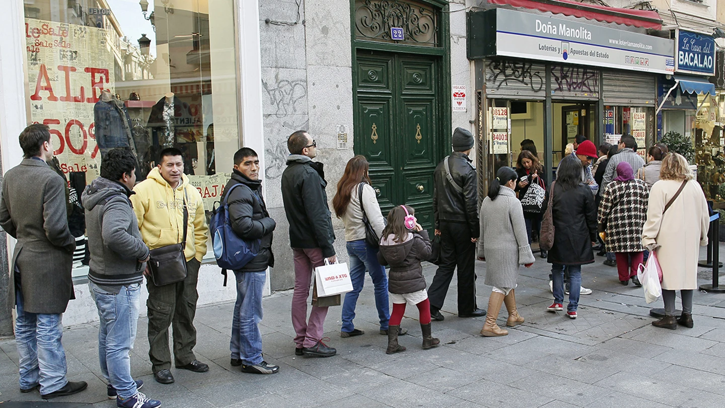 Colas para comprar décimos para la Lotería del Niño Colas para comprar décimos para la Lotería de 'El Niño'