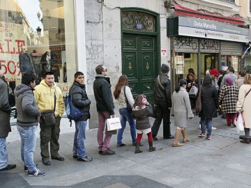 Colas para comprar décimos para la Lotería del Niño Colas para comprar décimos para la Lotería del Niño