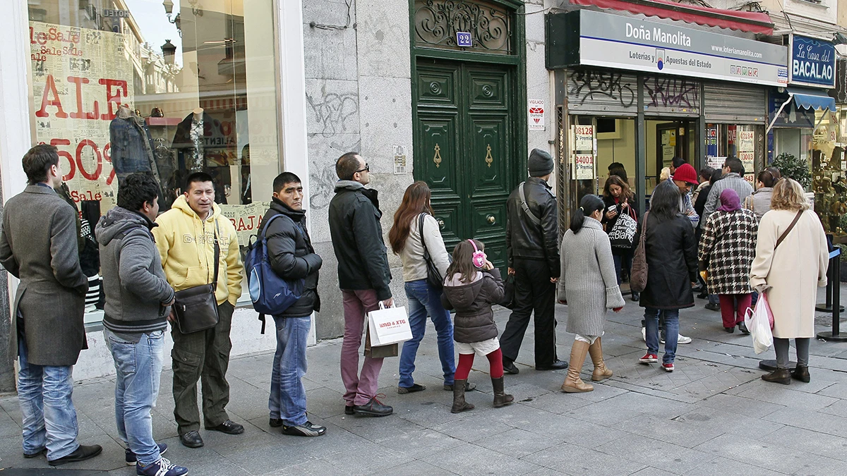 Colas para comprar décimos para la Lotería de 'El Niño'