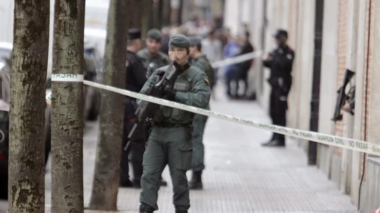 La Guardia Civil registra el edificio de Arantxa Zulueta La Guardia Civil registra el edificio de Arantxa Zulueta