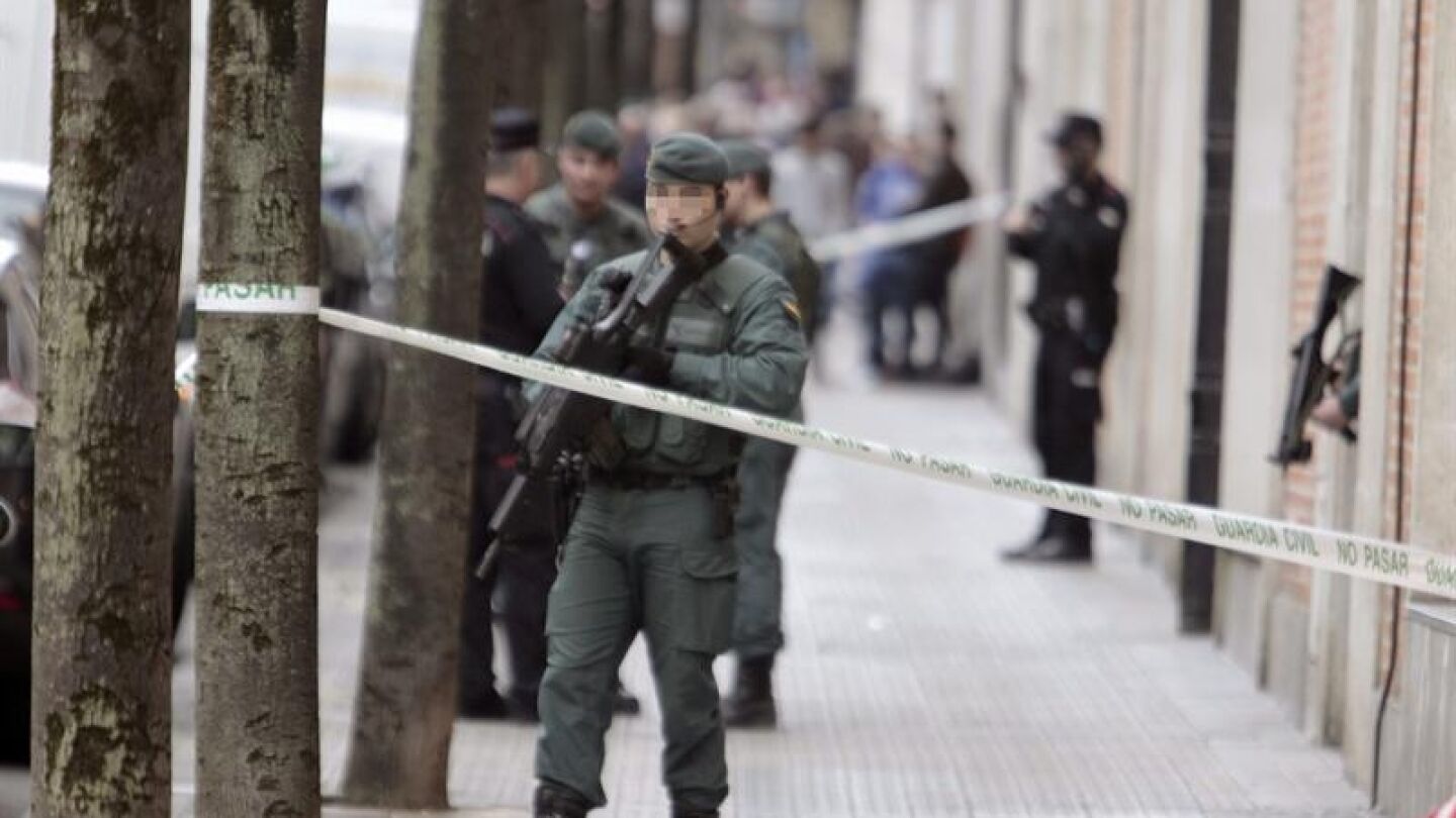 La Guardia Civil registra el edificio de Arantxa Zulueta
