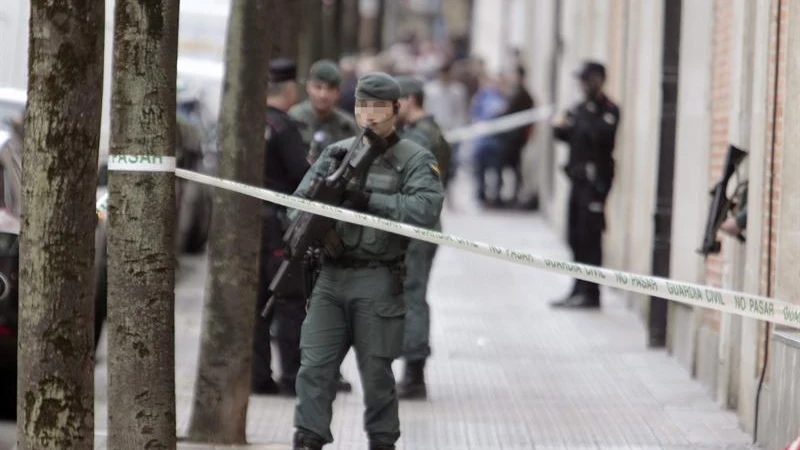 La Guardia Civil registra el edificio de Arantxa Zulueta