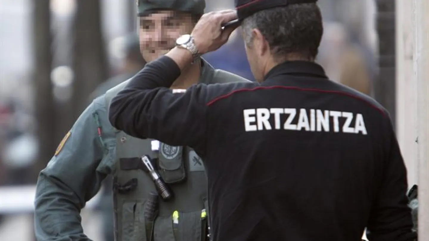 Un agente de la Ertzaintza y uno de la Guardia Civil donde tiene su despacho el senador de EH Bildu Un agente de la Ertzaintza y uno de la Guardia Civil donde tiene su despacho el senador de EH Bildu