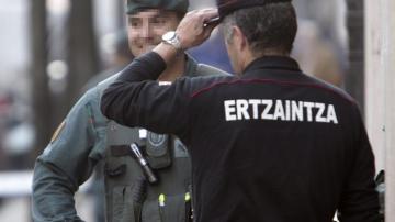 Un agente de la Ertzaintza y uno de la Guardia Civil donde tiene su despacho el senador de EH Bildu
