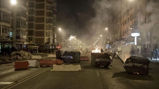 Cientos de personas han participado en una protesta vecinal en el barrio de Gamonal, en Burgos Cientos de personas han participado en una protesta vecinal en el barrio de Gamonal, en Burgos