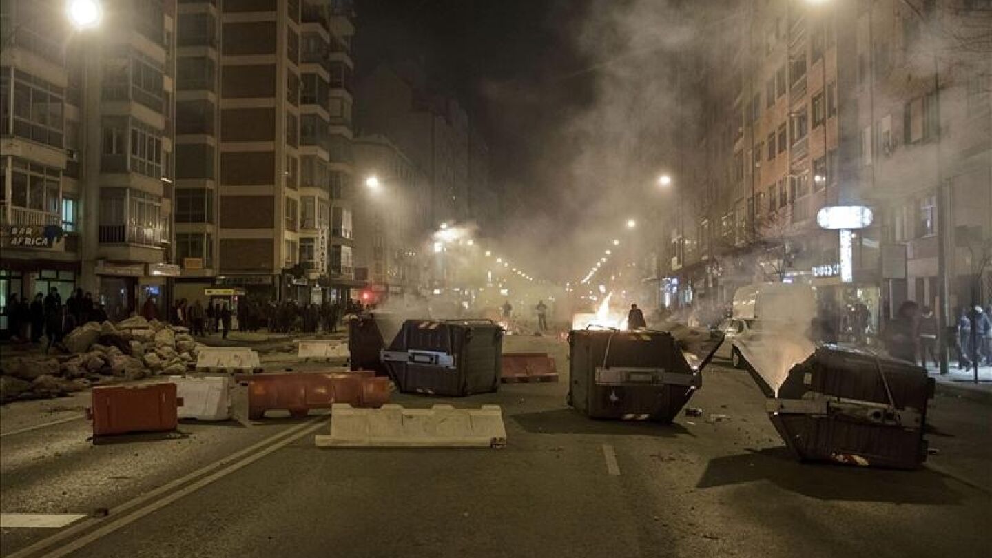 Cientos de personas han participado en una protesta vecinal en el barrio de Gamonal, en Burgos