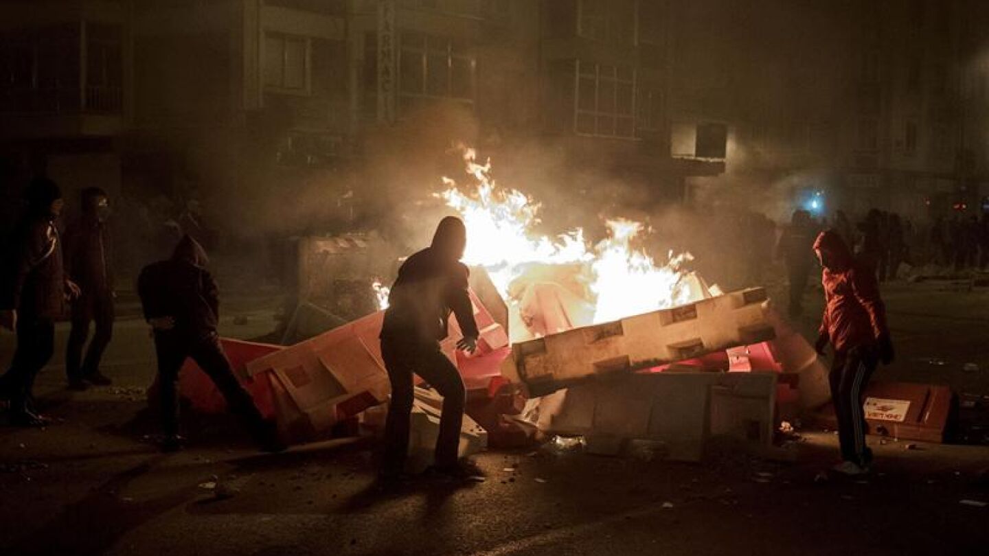 Contenedores ardiendo durante la protesta
