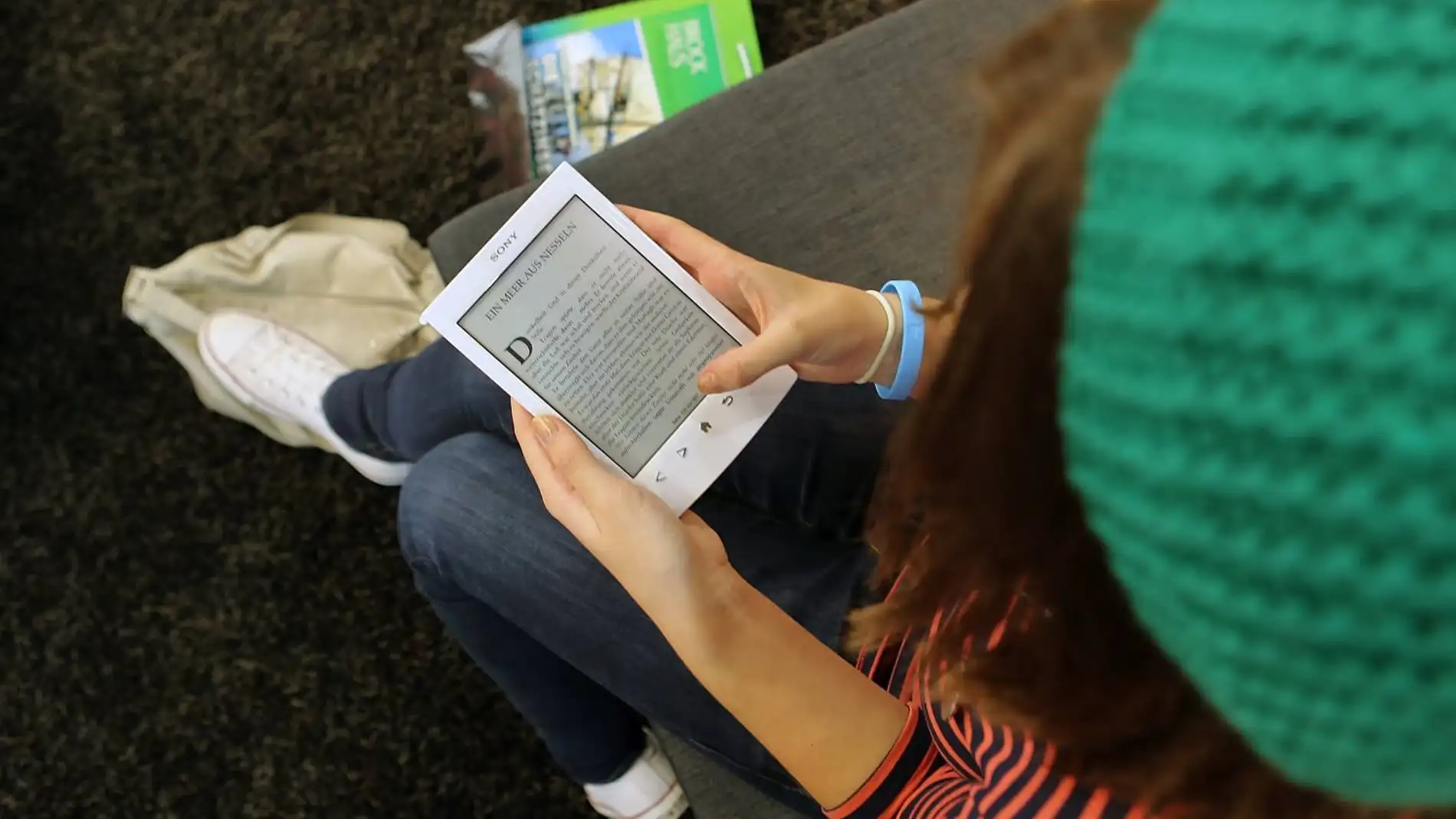 Una persona lee un e-book desde su e-reader