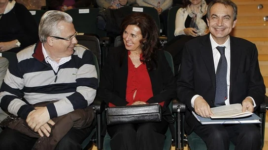El expresidente del Gobierno, José Luis Rodríguez Zapatero (d), junto a Baltasar Garzón (i) y la catedrática de Filosofía del Derecho, María José Fariñas,  El expresidente del Gobierno, José Luis Rodríguez Zapatero (d), junto a Baltasar Garzón (i) y la catedrática de Filosofía del Derecho, María José Fariñas,