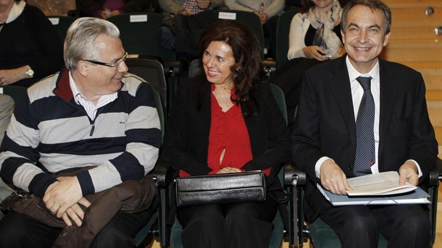  El expresidente del Gobierno, Jos&eacute; Luis Rodr&iacute;guez Zapatero (d), junto a Baltasar Garz&oacute;n (i) y la catedr&aacute;tica de Filosof&iacute;a del Derecho, Mar&iacute;a Jos&eacute; Fari&ntilde;as,