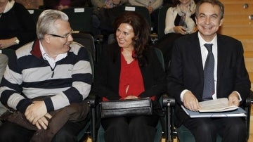  El expresidente del Gobierno, José Luis Rodríguez Zapatero (d), junto a Baltasar Garzón (i) y la catedrática de Filosofía del Derecho, María José Fariñas,
