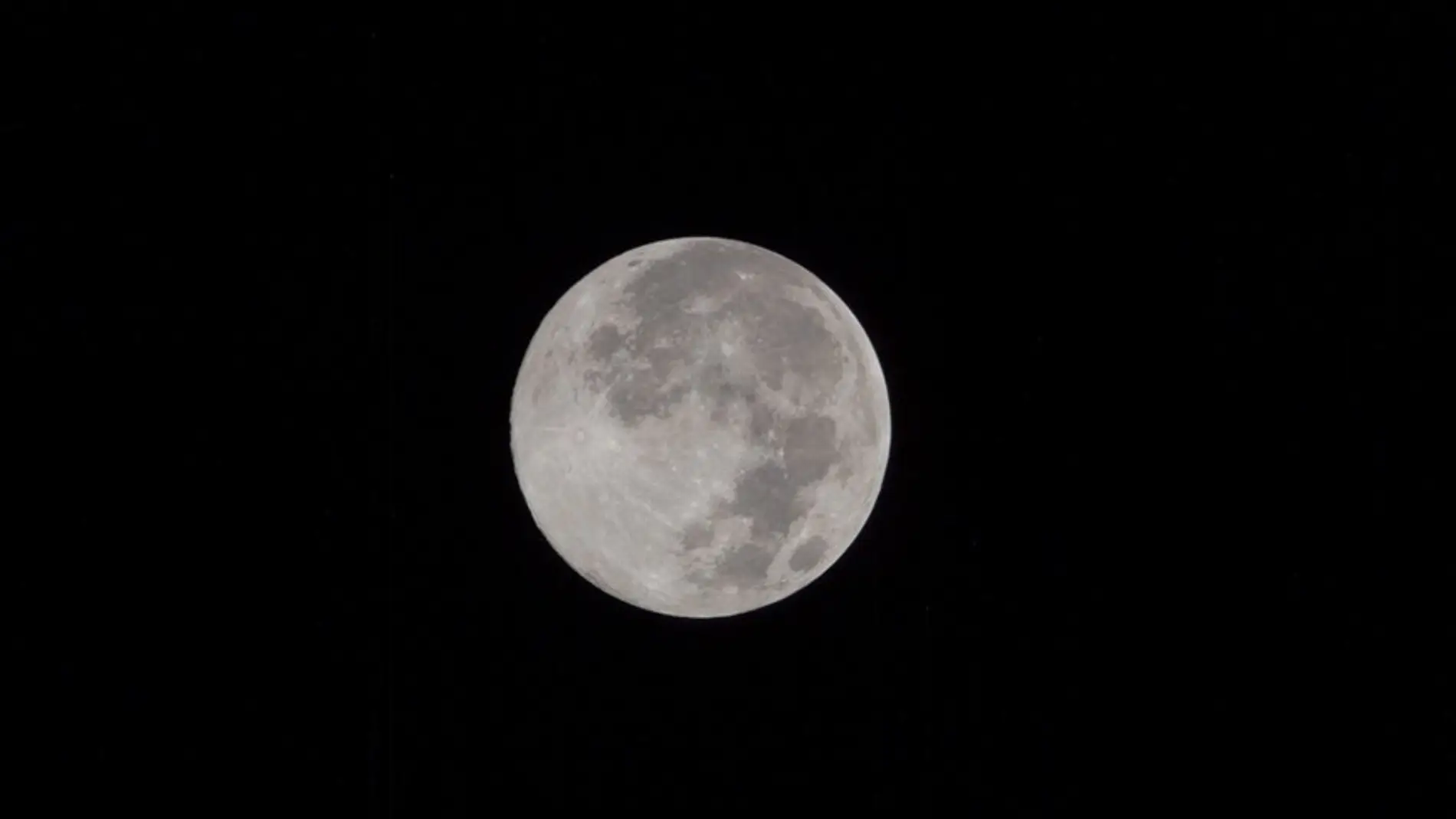 Fotografía de la luna llena en el cielo