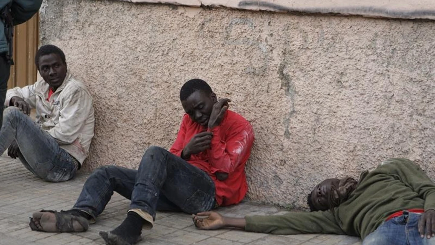Inmigrantes entran en Melilla tras asaltar la valla fronteriza Inmigrantes entran en Melilla tras asaltar la valla fronteriza