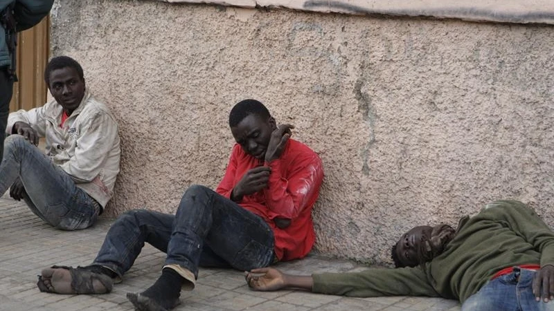 Inmigrantes entran en Melilla tras asaltar la valla fronteriza Inmigrantes entran en Melilla tras asaltar la valla fronteriza