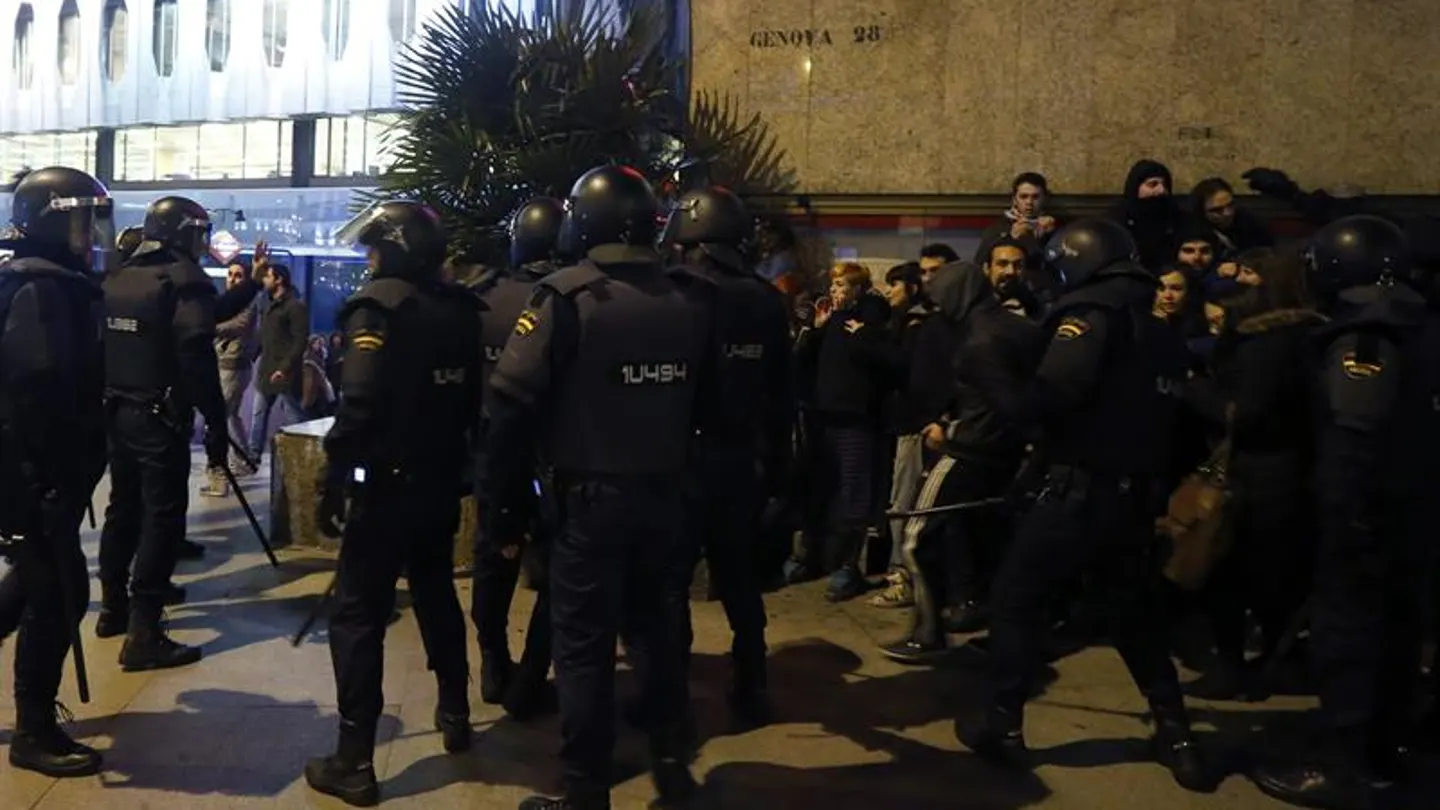 La Policía carga contra un grupo de manifestantes en apoyo a Gamonal La Policía carga contra un grupo de manifestantes en apoyo a Gamonal