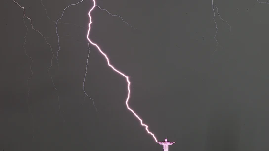 Un rayo daña al Cristo Redentor en su mano derecha Un rayo daña al Cristo Redentor en su mano derecha