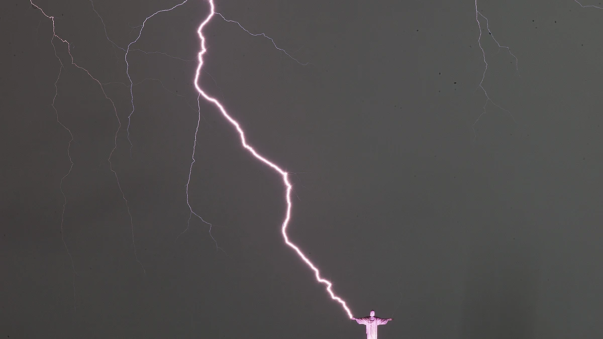Un rayo daña al Cristo Redentor en su mano derecha