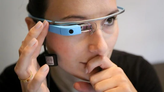 Una mujer usando las Gafas de Google. Una mujer usando las Gafas de Google.
