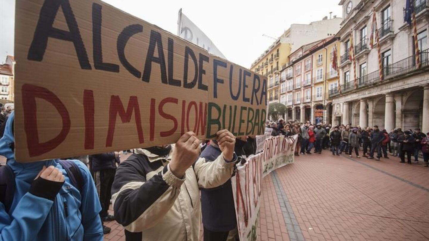 Protesta de los vecinos de Gamonal frente al Ayuntamiento.