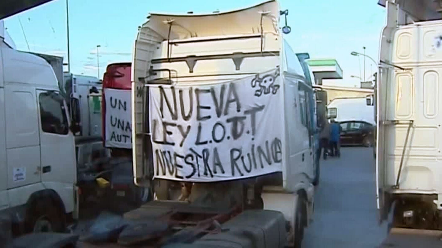 Camioneros protestan contra la ley que les obliga a tener tres camiones para trabajar legalmente