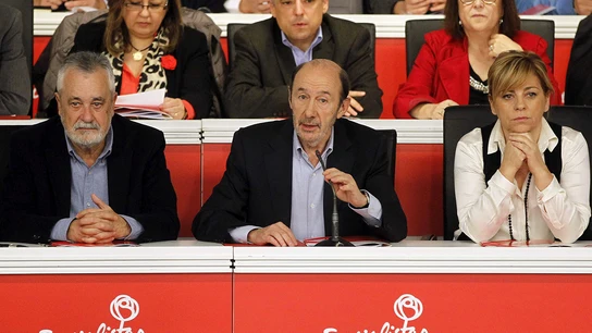Rubalcaba anuncia primarias "para finales de noviembre" y autonómicas en septiembre Rubalcaba anuncia primarias "para finales de noviembre" y autonómicas en septiembre