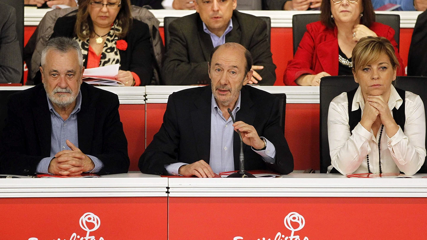 Rubalcaba anuncia primarias "para finales de noviembre" y autonómicas en septiembre Rubalcaba anuncia primarias "para finales de noviembre" y autonómicas en septiembre