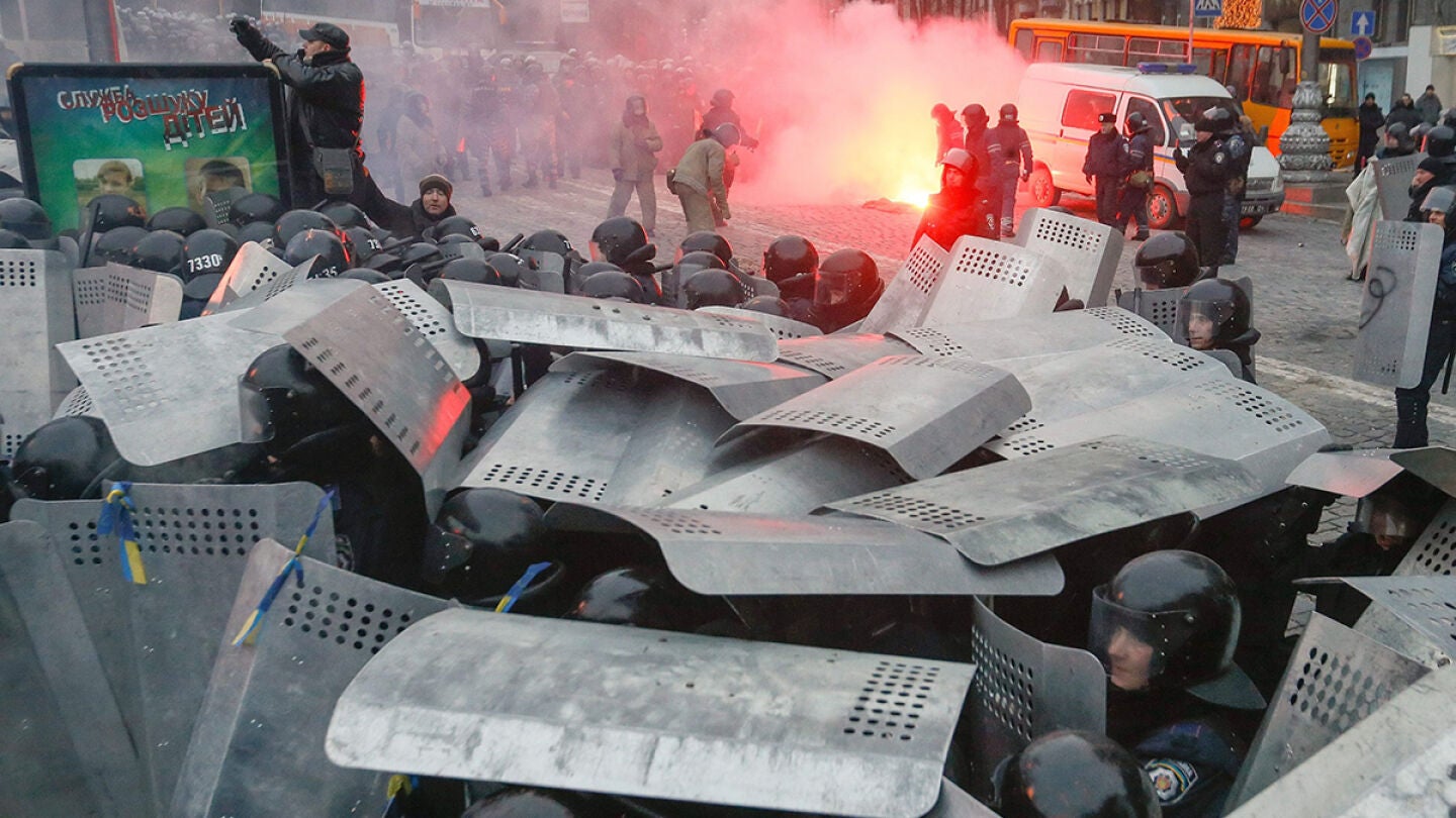 Unos 200 heridos y m&aacute;s de 20 detenidos por enfrentamientos en Kiev