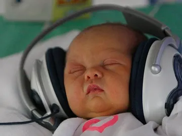 Bebé relajado escuchando música Bebé relajado escuchando música