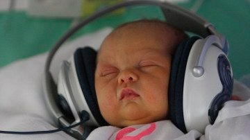 Bebé relajado escuchando música