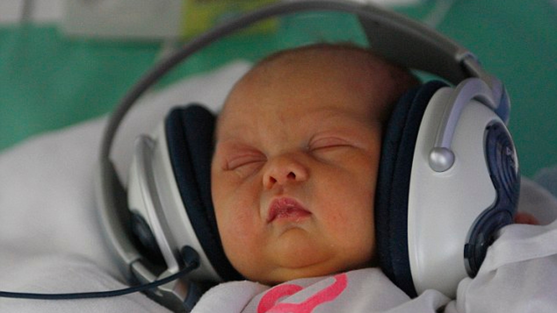 Bebé relajado escuchando música