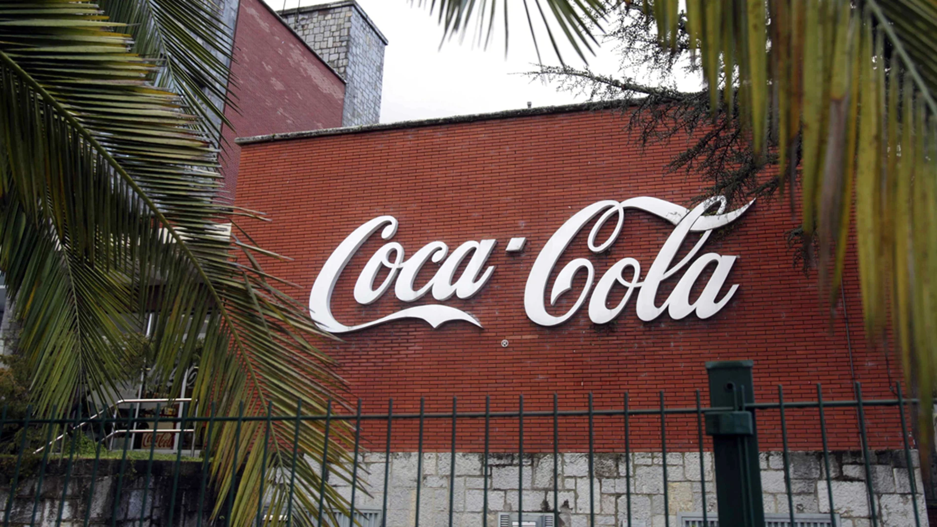 Factoría de Asturbega en Colloto, una de las plantas que Coca-Cola Iberian Partners plantea cerrar con motivo del ERE 