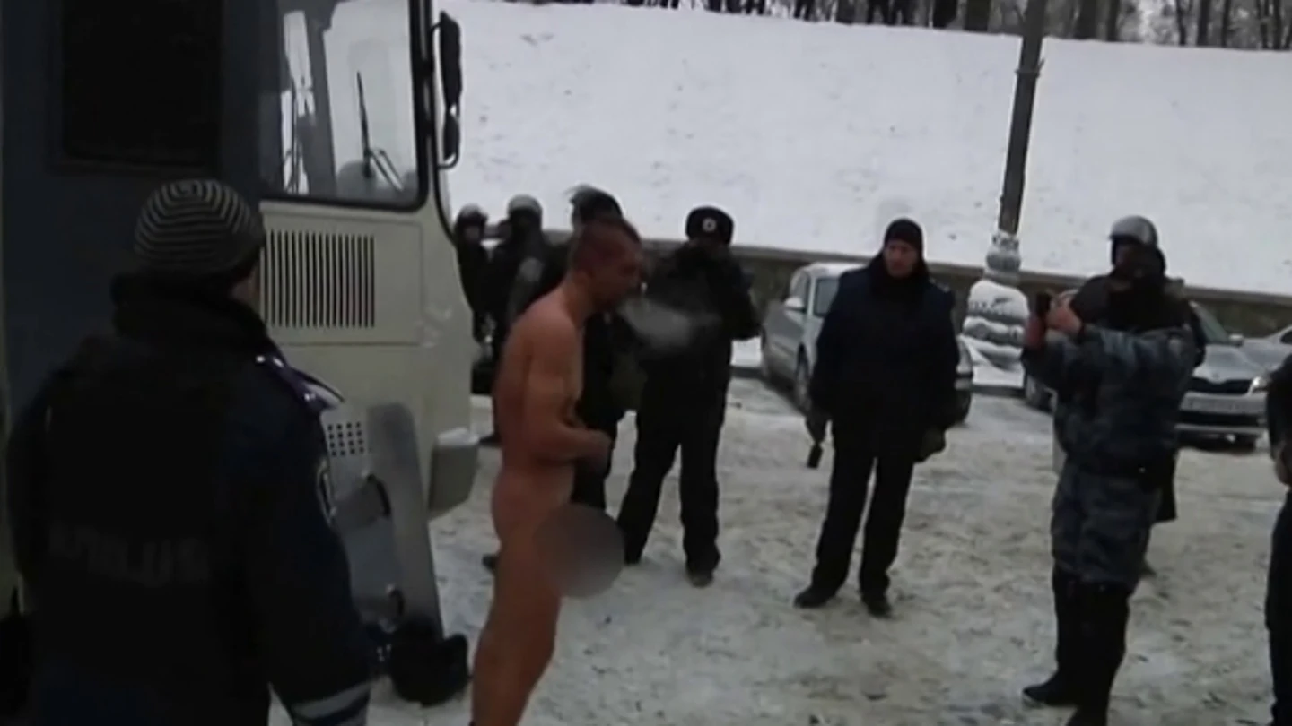 La policía de Kiev obliga a un detenido a permanecer desnudo bajo la nieve La policía de Kiev obliga a un detenido a permanecer desnudo bajo la nieve