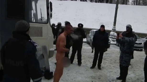 La policía de Kiev obliga a un detenido a permanecer desnudo bajo la nieve La policía de Kiev obliga a un detenido a permanecer desnudo bajo la nieve