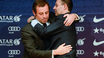 Rosell se abraza con Bartomeu tras presentar su dimisión