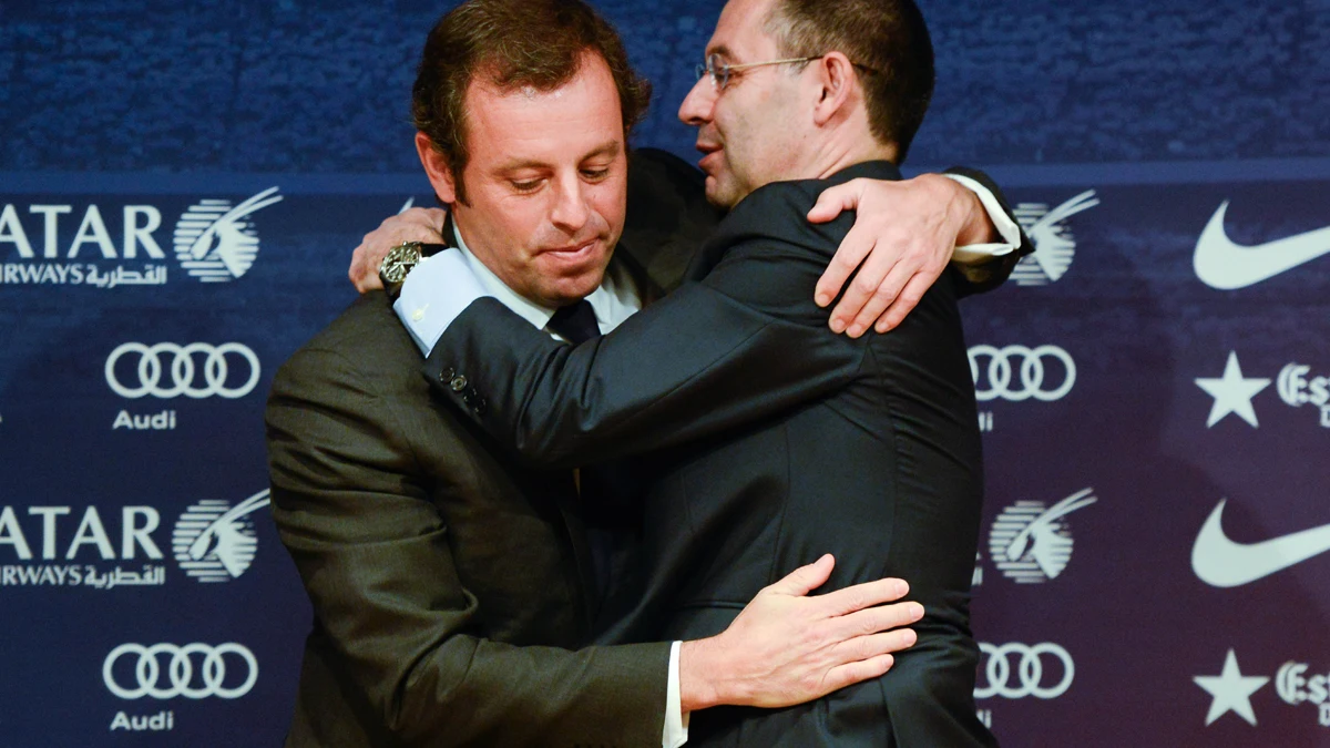 Rosell se abraza con Bartomeu tras presentar su dimisión