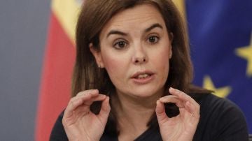 La vicepresidenta del Gobierno, Soraya Sáenz de Santamaría, durante la rueda de prensa