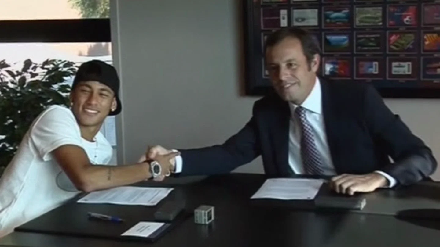 Neymar y Sandro Rosell, el día de la firma del contrato del brasileño Neymar y Sandro Rosell, el día de la firma del contrato del brasileño