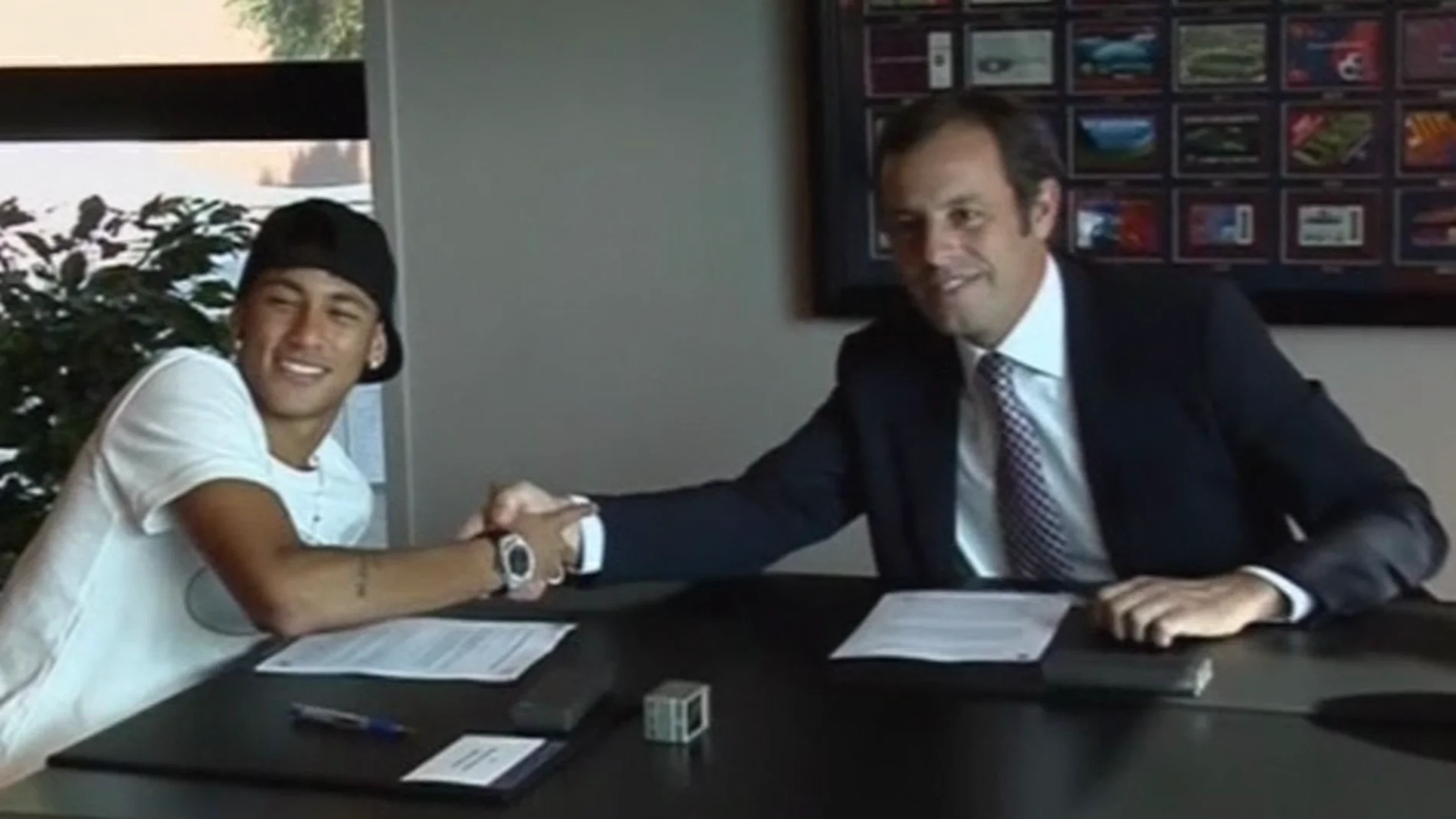 Neymar y Sandro Rosell, el día de la firma del contrato del brasileño