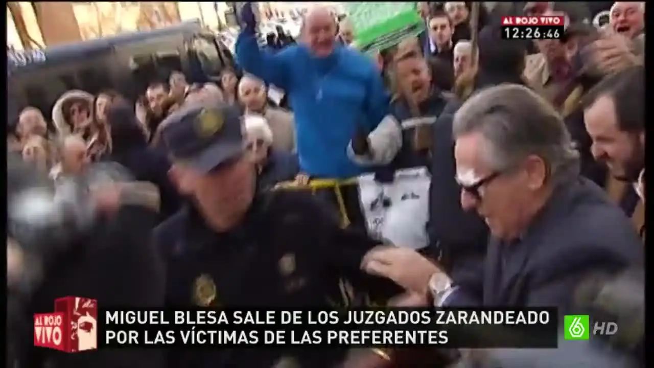 Miguel Blesa no logra esquivar los abucheos en los juzgados de Plaza de Castilla.