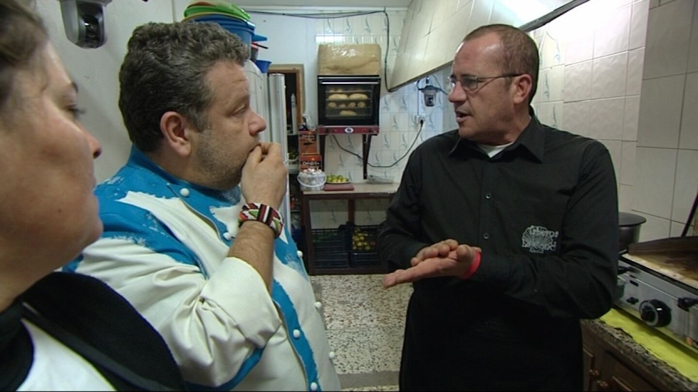 Alberto Chicote conversa con el propietario de un restaurante