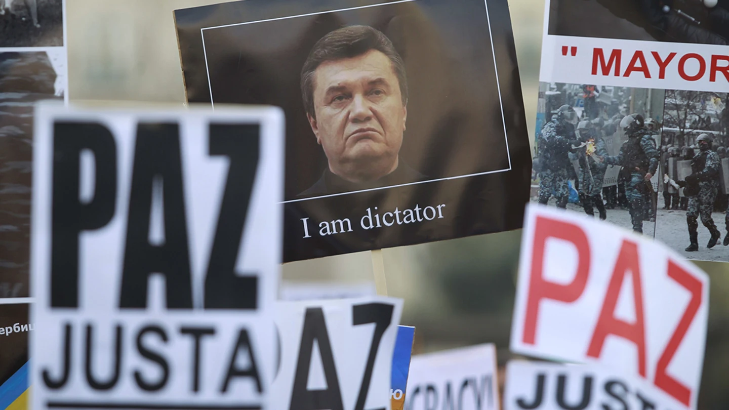 Yanukovich se va quedando sin apoyos mientras continúan las protestas Yanukovich se va quedando sin apoyos mientras continúan las protestas