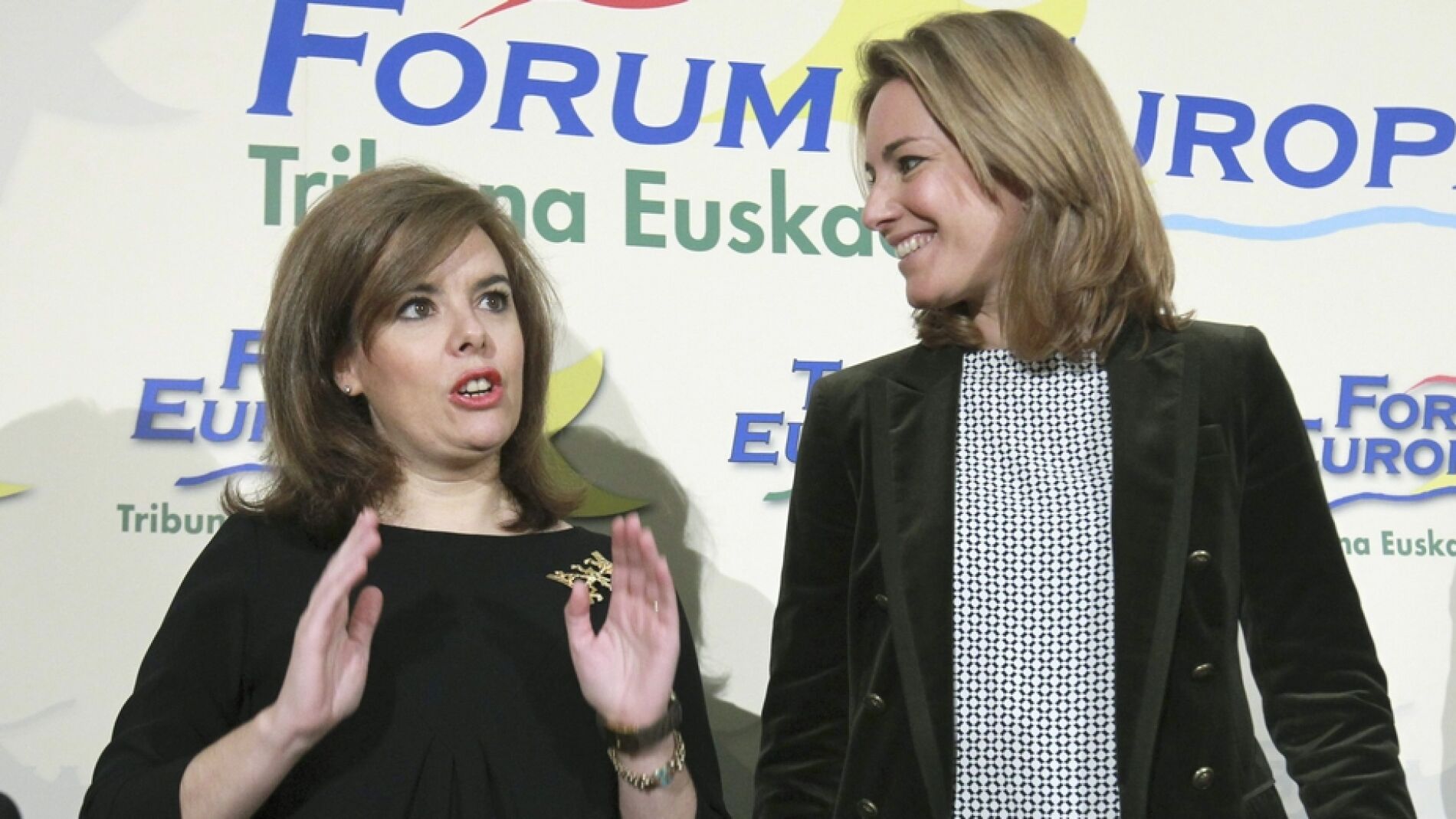 La vicepresidenta del Gobierno, Soraya Sáenz de Santamaría, y la presidenta del PP vasco, Arantza Quiroga
